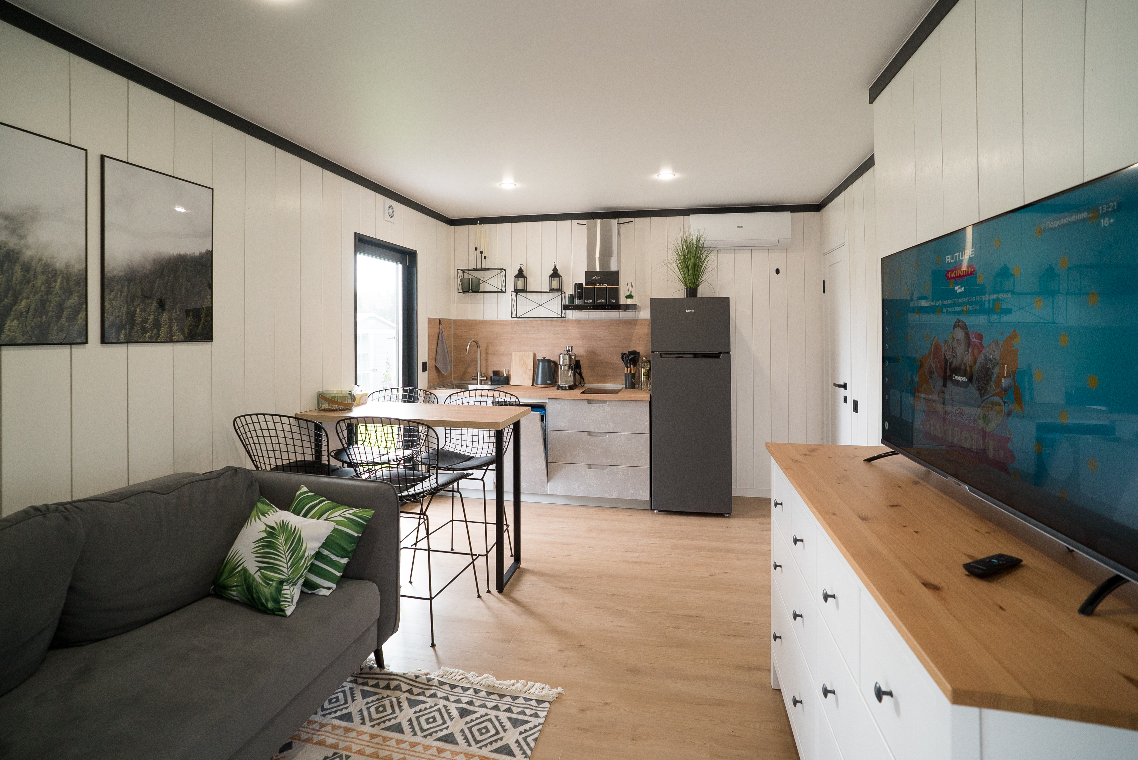 Кухня-гостиная в доме Дух Леса